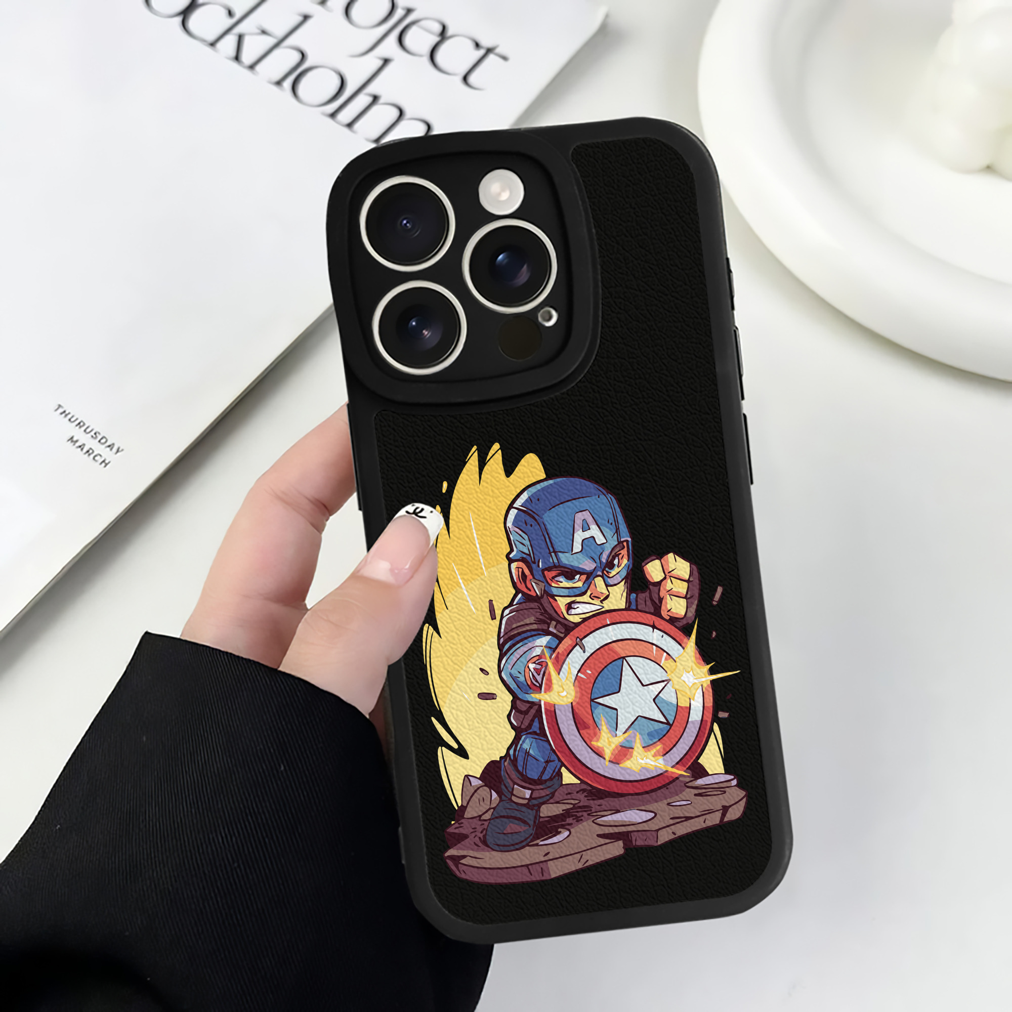 （画像用） アベンジャーズ The Avengers 【iPhone 16シリーズ対応】シリコンスマホケース（レザー調） 材質：シリコン
